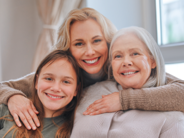 3 Gerações - Mãe, filha e avó a sorrir abraçadas