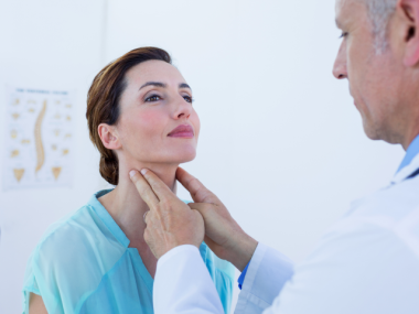 Apalpação de pescoço para estudo de distúrbios da tiroide