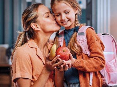 Mãe prepara regresso às aulas da filha