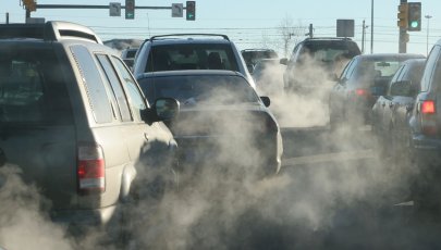 Carros emitem gases que contribuem para as alterações climáticas