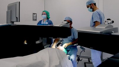 Equipa médica realiza cirurgia LASIK.